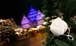 Auch auf dem Rathausplatz müssen wieder Masken getragen werden. - Niklas Tüns