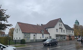 Jahrzehntelang war das Gasthaus „Zur alten Post“ Dorfkneipe und Vereinslokal des Hövelhofer SV. Seit 2001 ist es geschlossen. Links ist im Hintergrund das Jagdschloss zu erkennen. - Jens Reddeker