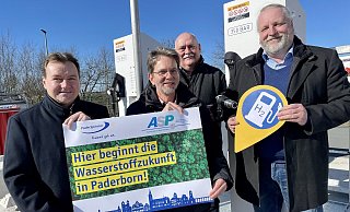 Oliver Eikenberg (neuer Geschäftsführer Padersprinter, v.l.), Dietmar Regener (Betriebsleiter ASP), Peter Bronnenberg (scheidender Geschäftsführer Padersprinter) und Markus Janewers (Leitung alternative Antriebe und Zukunftsprojekte) stellen die neue Wasserstofftankstelle vor. - Padersprinter Oliver Eikenberg (neuer Geschäftsführer Padersprinter, v.l.), Dietmar Regener (Betriebsleiter ASP), Peter Bronnenberg (scheidender Geschäftsführer Padersprinter) und Markus Janewers (Leitung alternative Antriebe und Zukunftsprojekte) stellen die neue Wasserstofftankstelle vor. - Padersprinter