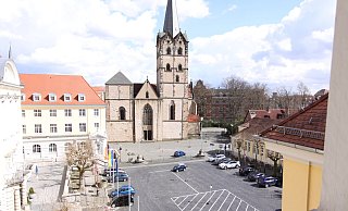 Der Rathausplatz soll ab 2024 umgestaltet werden. Dann fallen hier die Stellplätze zwischen Rathaus, Münsterkirche und Markthalle weg. - Björn Kenter