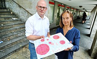 Die FDP-Fraktionsvorsitzende Jasmin Wahl-Schwentker und ihr Vize Maik Schlifter präsentieren eine Karte mit den heiklen Sicherheitszonen in der Stadt. - BARBARA FRANKE Die FDP-Fraktionsvorsitzende Jasmin Wahl-Schwentker und ihr Vize Maik Schlifter präsentieren eine Karte mit den heiklen Sicherheitszonen in der Stadt. - BARBARA FRANKE