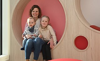 Dankbar für die gute Versorgung: Felizitas Dirkmann mit dem knapp einjährigen Leopold und der sechsjährigen Clara im neuen Kinderzentrum des Evangelischen Klinikums Bethel in Bielefeld. - Mario Haase