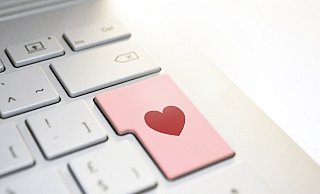 Alleinstehende Personen werden auch im Kreis Höxter Opfer des so genannten "Love-Scams" auf Dating-Plattformen im Internet. - Symbolfoto: Pixabay