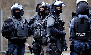 Nach der irrtümlichen Stürmung einer Bielefelder Wohnung durch SEK-Beamte wird nun intern in dem Fall ermittelt. - Symbolfoto: dpa