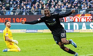 SCP-Sturm-Juwel Ilyas Ansah wird mit seinem Treffer zum 2:1 der Matchwinner in Hamburg. - IMAGO/Eibner