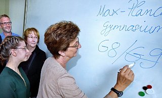Andrea Kleist, Max-Planck-Gymnasiums, streicht G9. Die damalige Schulpflegschaftsvorsitzende Christel Brindöpke, die damalige Schülersprecherin Ruth Hettwer und Lehrer Holger Knicker schauen ihr dabei zu. - Barbara Franke