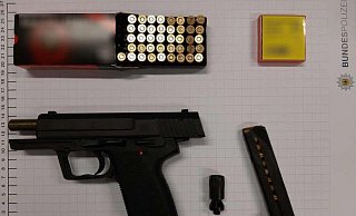 Das Foto der Bundespolizei: Es zeigt eine der beiden Pistolen und die dazugehörige Munition. - Bundespolizei