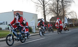 Im passenden Kostüm sind die Mofa-Fahrer in Klosterbauerschaft unterwegs. - Florian Weyand