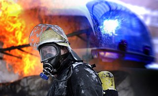 Die Feuerwehr bekämpft einen Schiffbrand auf dem Mittellandkanal. - Symbolbild