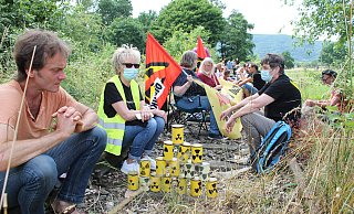 Juli 2021: 250 Demonstranten blockieren symbolisch die Zufahrtsgleise zum ehemaligen AKW in Würgassen. - Manuela Puls