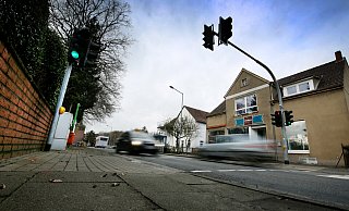 Eine Stelle auf dem Schulweg vieler Kinder in Spradow, die Eltern die Sorgenfalten auf die Stirn treibt. Erst recht, wenn die Ampel auch noch ausfällt. Foto: Gerald Dunkel - GERALD DUNKEL