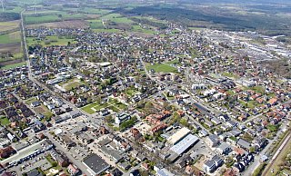 Rund 16.000 Menschen leben in Hövelhof. Die Gemeinde profitiert im Kommunalranking von der Verkehrsanbindung über die A33 und die Sennebahn und wird zudem von den wirtschaftsfreundlichen Studienmachern für das Angebot an Wohnfläche gelobt. - Jens Reddeker