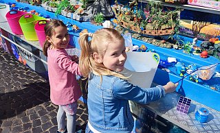 Für Merle (7) und Liliana (7) hat sich der Gang über das Frühlingsfest gelohnt. - Anastasia von Fugler