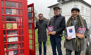 Bürgermeister Lars Bökenkröger (v.l.) beglückwünscht Rainer Labie von der Initiative "Zusammen sind wir Rehme" und Christian Barnbeck vom Heimatverein als Ausgezeichnete des diesjährigen Heimatpreises. - Elke Niedringhaus-Haasper