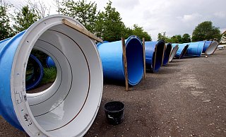 Die Elemente für die nigelnagelneue Rutsche im Aqua Fun liegen auf dem Parkplatz Im Obrock parat. - Niklas Krämer