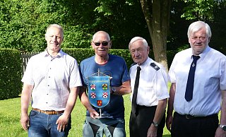 Altbürgermeister Ernst-Wilhelm Vortmeyer (2.v.l.) wird von Björn Vogt (von links) Egon Sundermeier, und Rainer Kuhlmann geehrt. - Thorsten Mailänder