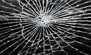 Nachdem die 25-Jährige zur Seite gefahren war, trat der wütende Ex-Frau die Windschutzscheibe des Wagens kaputt. - Symbolfoto: pixabay / Creative Commons