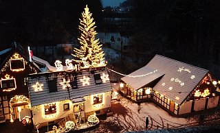 Bei Gürtler Elektrotechnik gehen auch in diesem Jahr wieder die Lichter zum "Christmas Light" an - ob diesmal auch Schnee fallen wird? - Gürtler