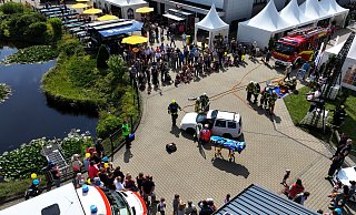 Das Angebot auf dem Gelände der Energie- und Wasserversorgung Bünde lockte über das Wochenende mehr als zehntausend Besucher. Hier wird präsentiert, wie ein Unfallopfer aus einem Auto befreit wird. - Gerald Dunkel