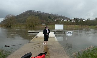 Im Hochwasser: Norbert Müller auf dem neuen Steg. - Michaela Bast
