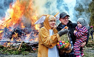 In einigen Stadtbezirken werden in diesem Jahr wieder Osterfeuer veranstaltet. Die locken vielleicht den Osterhasen an, wie hier auf dem Archivbild von 2018. - Barbara Franke