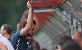 Julian Hesse, Trainer des FC Gütersloh, ist nach dem verlorenen Derby sichtlich niedergeschlagen. - Jens Dünhölter