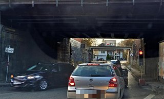 Der Verkehr wird an der Eisenbahnüberführung per Ampel geregelt. - Simone Flörke