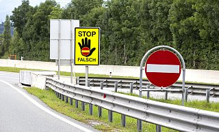 Der Geisterfahrer roch nach Angaben der Polizei nach Alkohol (Symbolfoto). - picture alliance / CHROMORANGE