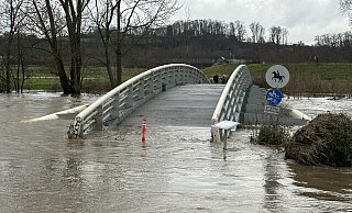 Das Hochwasser in Löhne an der Karl-Kröger-Brücke zwischen Obernbeck und Löhne-Ort. - Jörg Stuke