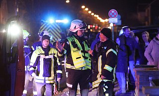 Zu einem Großeinsatz rückte die Herforder Feuerwehr und der Rettungsdienst am Freitagabend, 19. Januar, aus. Im Restaurant Eliá an der Mindener Straße wurde Gasgeruch gemeldet, mehrere Gäste wurden verletzt. - Claus Frickemeier