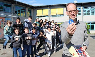 Die Schüler der Grundschule Bünde-Mitte versuchen, sich seit neustem nicht mehr von ihren Eltern bis vor die Schule fahren zu lassen. Die Schulaktion sei ein durchschlagender Erfolg, sagt der Schulleiter Sven Bartling. Für das Mitmachen bekommen die Schüler Schokolade, gesponsert vom Förderverein. - Anastasia von Fugler