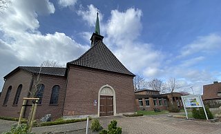 Die Dehmer Kirche und das angrenzende Jochen-Klepper-Haus stehen zur Disposition. Die Gemeinde Eidinghausen-Dehme muss aus finanziellen Gründen die Gebäude aufgeben. - Nicole Sielermann