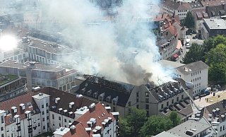 Großbrand in der Altstadt: Das Dach des Golden Tulip Hotels geht in Flammen auf. - Willi Teuber