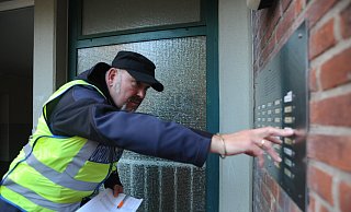 Ein Mitarbeiter des Ordnungsamtes klingelt an einer Wohnungstür. - Symbolbild: Joern Spreen-Ledebur