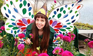 Niedlich: Elfe Holli ist die Botschafterin der Landesgartenschau, hier inmitten voll blühender Dahlien, die extra gezüchtet wurden. - LGS Höxter