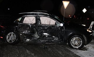 Der Porsche wurde an der Beifahrerseite bei der Kollision stark zerstört. - Polizei