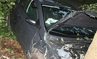 Das beschädigte Auto: Junge Frau kommt in Bad Oeynhausen von der Fahrbahn ab und prallt gegen einen Baum. - Polizei Minden-Lübbecke
