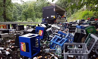 Ein Haufen Flaschen: Gut die Hälfte der Ladung des Lastwagens landete auf der Straße. Die Straße musste halbseitig gesperrt werden. - David Schellenberg
