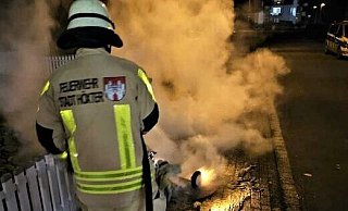 Eine gelbe 240-Liter-Tonne brannte am späten Samstag in Höxter, zuvor erwischte es dort eine Papiertonne. - FFW Höxter