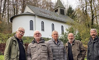 Viel Engagement zusammen mit handwerklichem Know-how zeigen die ehrenamtlichen Helfer. Johannes Stefan Müller (v. l.), Wilhelm Kleinemeier, Josef Wolfförster, Hans-Gerd Lappe und Bernd Müller renovieren die Hedwigskapelle an der Hermannstraße. - Horst Biere