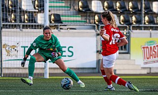 Und wieder wird Elvira "Elvis" Herzog Siegerin bleiben. Die Torfrau des Bundesligisten RB Leipzig hat hier Güterslohs Lena Stothmann im Visier. - Marina Brüning