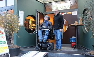 Der Vorsitzende des Vereins für Menschen mit Behinderungen Hochstift Paderborn, Georges Gourie (l.), und Mundus-Betreiber Oliver Vogt freuen sich darüber, dass die Rampe für die Eingangsstufen des Restaurants endlich genutzt werden kann. - Moritz Jülich