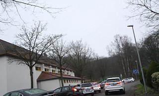 In der kleinen Stichstraße an der Grundschule Schweicheln kann es morgens schonmal etwas voller werden. - Björn Kenter