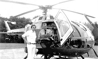 1978 posiert Ewald Eckert (l.) zusammen mit dem Piloten Siegfried Rasper vor Christoph 13. - Ewald Eckert