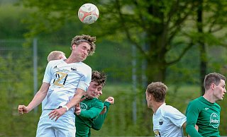 Unglücksrabe: Sennes Ole Gruner (l.), der hier zum Kopfball hochgeht, entschied das Derby beim VfL Oldentrup. Allerdings traf er nicht für seinen TuS 08, sondern ins eigene Tor. - © Andreas Zobe