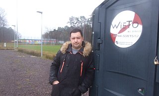 Der junge Vorsitzende des Fußballvereins Türk Gücü will sich mit der jetzigen Entscheidung des Rates zur Verschiebung des Baus der Umkleidekabinen am Sportplatz Hindenburgring nicht zufrieden geben. - Karsten Schulz