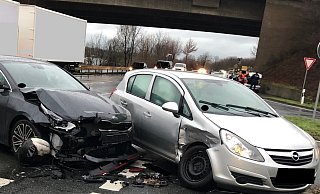 Die Autos mussten abgeschleppt werden. - Polizei Minden-Lübbecke
