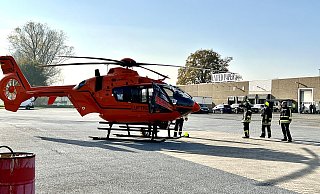 Der Rettungshubschrauber bringt einen der beiden schwer Verletzten ins Krankenhaus nach Bielefeld. - Gabriele Grund