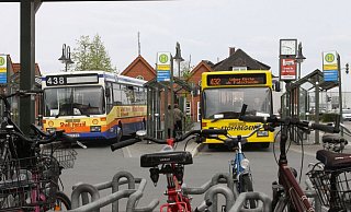 Die jungen Männer stiegen am Löhner Busbahnhof zu. Einer von ihnen bespuckte den Busfahrer später. - Dirk Windmöller