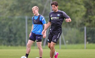Zuletzt trainierte Mattes Hansen (l.) individuell unter Reha-Coach Nils Vogt. Nun muss er erneut lange pausieren. - Oliver Krato